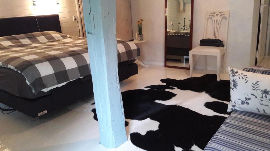 Farmer's Suite room 4